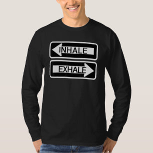 Einatmen und Ausatmen Straßenschild Spaß Yoga T-Shirt