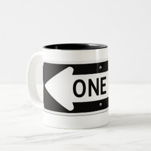Einbahnstraße Schild in Schwarz und Weiß Zweifarbige Tasse