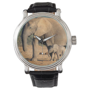 Eine afrikanische Elefantenmutter und ihr Jungtier Armbanduhr