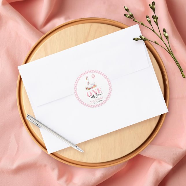 Eine alberne Gans, rosa Gingham Girl's 1. Geburtst Runder Aufkleber (Von Creator hochgeladen)