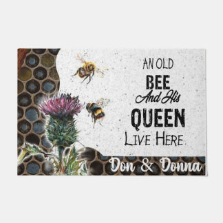 Eine alte Biene und ihre Königin leben hier gewohn Fußmatte