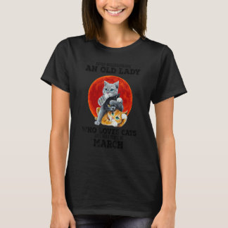 Eine alte Dame, die Katzen liebt und im März gebor T-Shirt