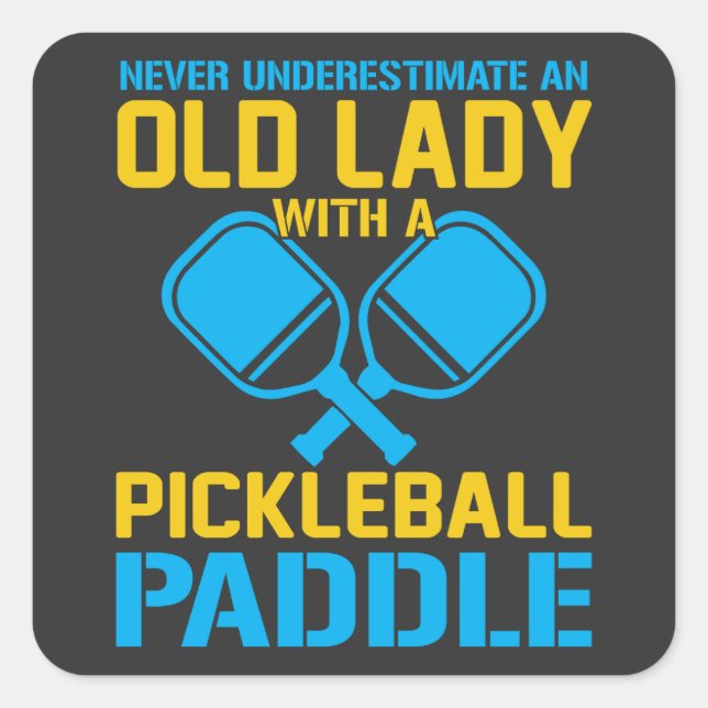 Eine alte Dame mit einem Pickleball-Paddel untersc Quadratischer Aufkleber (Vorderseite)