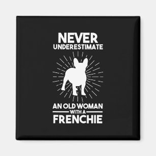 Eine alte Frau mit einem französischen Bulldoggen Magnet
