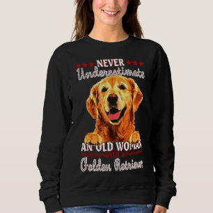 Eine alte Frau mit einem goldenen Retriever Sweatshirt