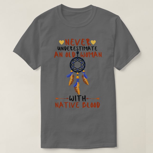 Eine alte Frau mit nativem Blut nie unterschätzen T-Shirt (Design vorne)