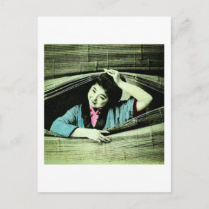 Eine alte japanische Geisha, die durch eine Jalous Postkarte