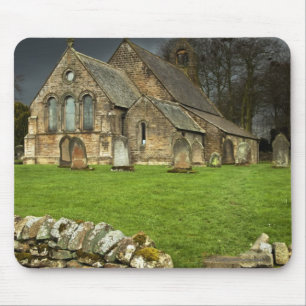 Eine alte Kirche unter einem dunklen Himmel Mousepad