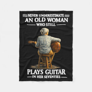 Eine ältere Frau, die Gitarre spielt, unterschätze Fleecedecke