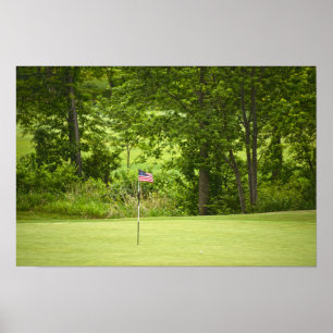 Eine amerikanische Flagge auf einem Golf Green Poster