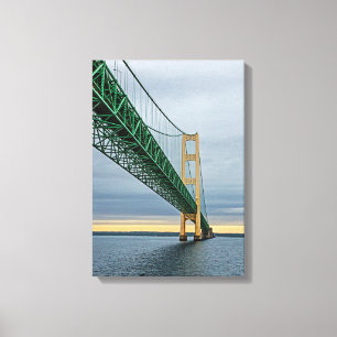 Eine Ansicht der Mackinac-Brücke vom Lake Michigan Leinwanddruck