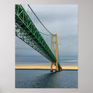 Eine Ansicht der Mackinac-Brücke vom Lake Michigan Poster