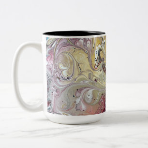 Eine aquamarine und rosa Tasse