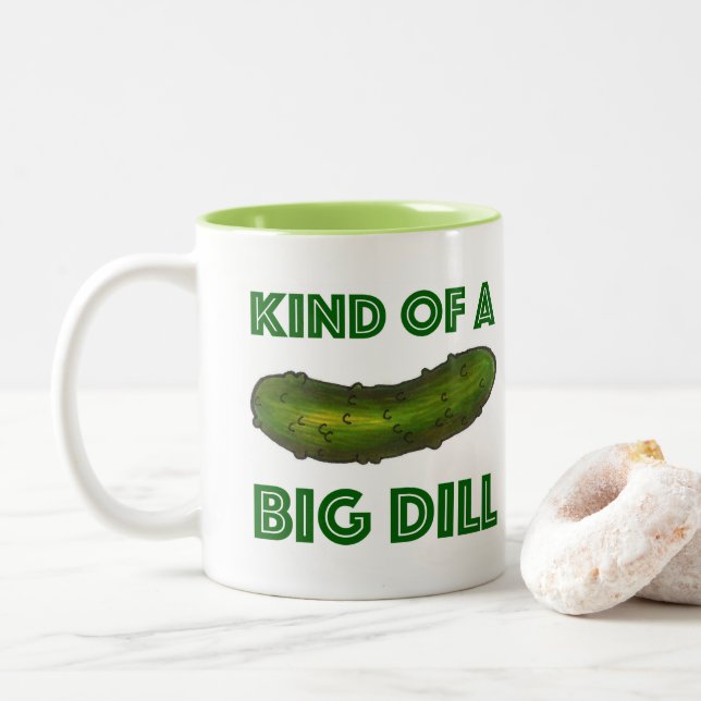 Eine Art Big Dill Deal Kosher Green Pickle Funny Zweifarbige Tasse (Mit Donut)