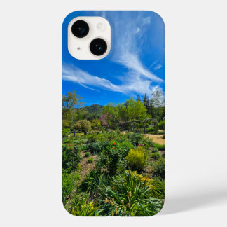 eine atemberaubende Federlandschaft im Garten Case-Mate iPhone 14 Hülle