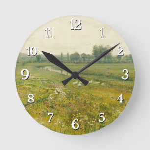 Eine ausgedehnte Wiesen-Landschaft mit Gänsen Runde Wanduhr