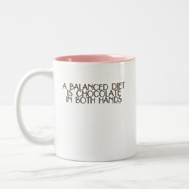 Eine ausgewogene Diät ist Schokolade in beiden Zweifarbige Tasse (Links)