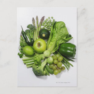 Eine Auswahl an grünem Obst und Gemüse. Postkarte