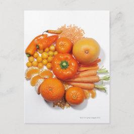Eine Auswahl an Orangenfrüchten und -gemüse. Postkarte