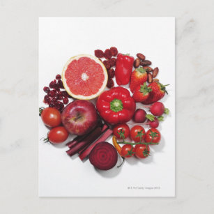Eine Auswahl an rotem Obst und Gemüse. Postkarte