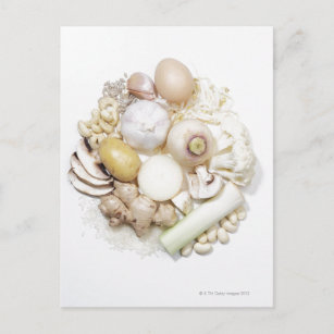 Eine Auswahl an weißen Früchten und Gemüse. Postkarte
