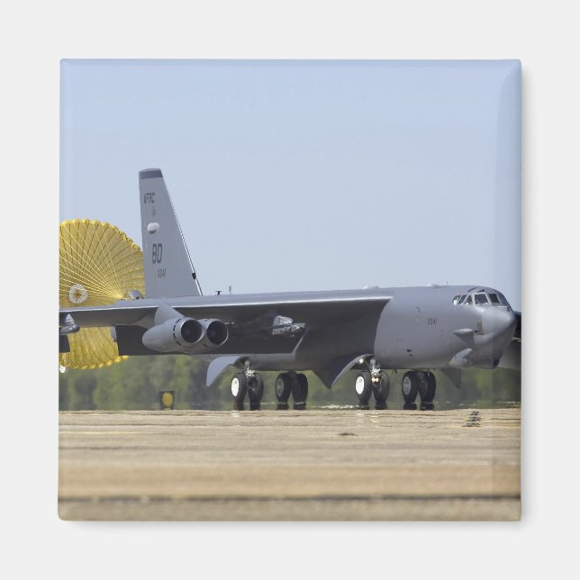 Eine B-52 Stratofestress setzt ihren Hubschrauber  Magnet (Vorne)