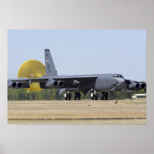Eine B-52 Stratofestress setzt ihren Hubschrauber  Poster
