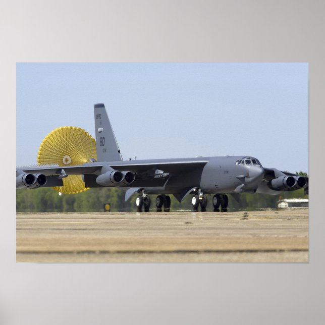Eine B-52 Stratofestress setzt ihren Hubschrauber  Poster (Vorne)