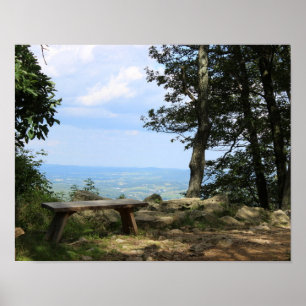 Eine Bank mit Blick auf den Hawk Berg Poster