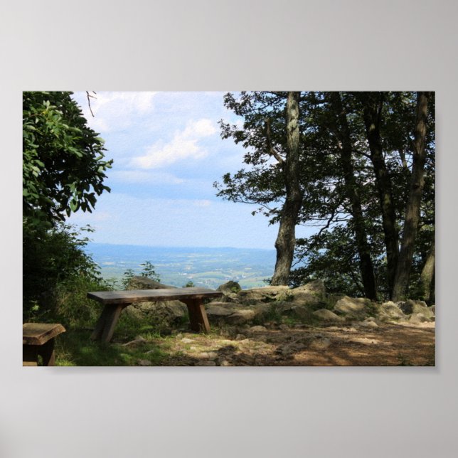Eine Bank mit Blick auf den Hawk Berg Poster (Vorne)