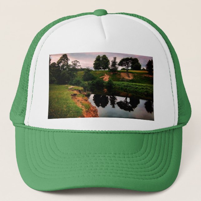 Eine Bank mit reflektierenden Bäumen Truckerkappe (Vorderseite)