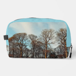 Eine Baumreihe Waschbeutel