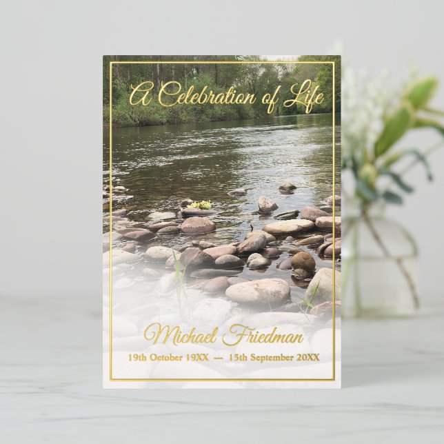 Eine Beerdigung der Gedenkstätte 'Feier des Lebens Folieneinladung (Stehend vorne)