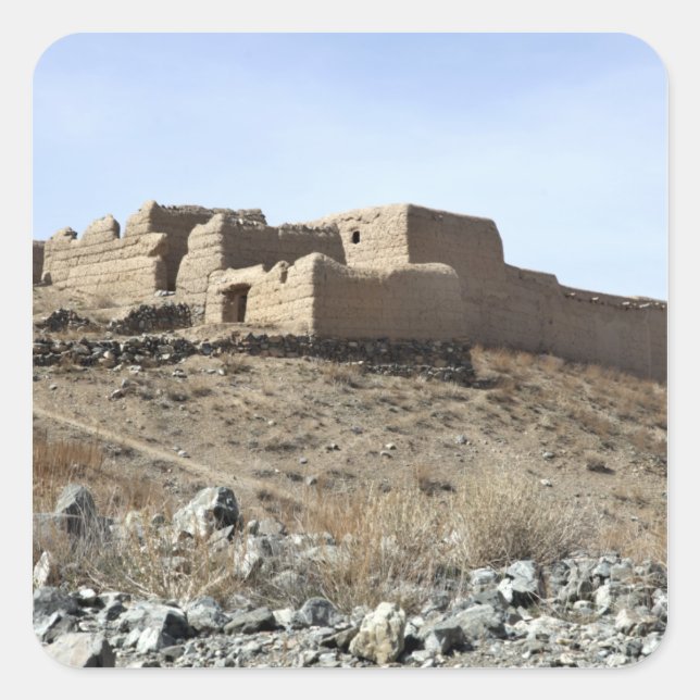Eine befestigte Verbindung im Dorf Akbar Kh Quadratischer Aufkleber (Vorderseite)