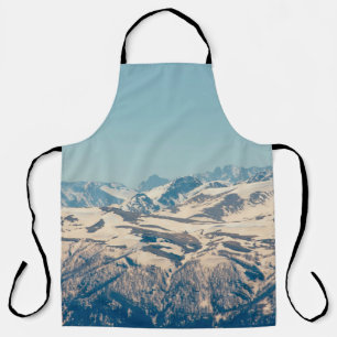Eine Bergkette mit aufkeimenden Schnee und Eis im Schürze