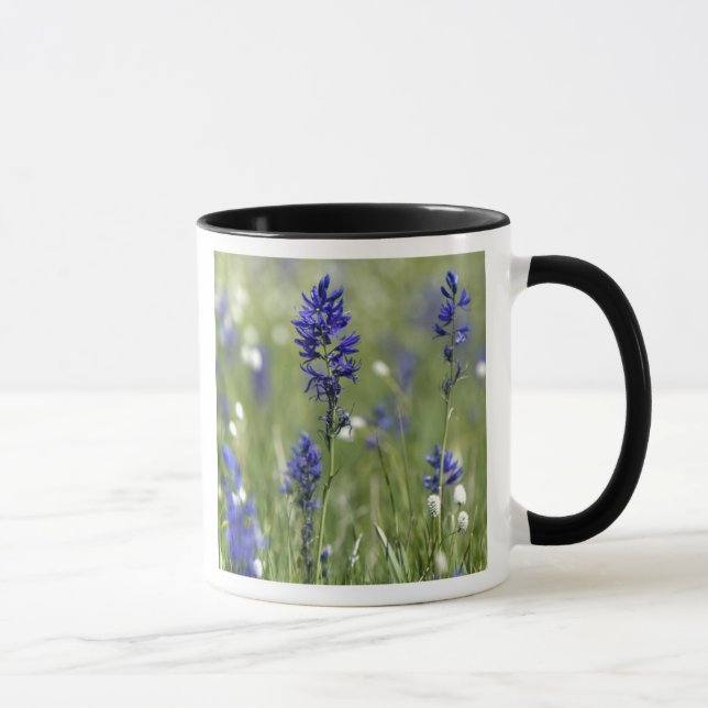 Eine Bergwiese mit Wildblumen Tasse (Rechts)