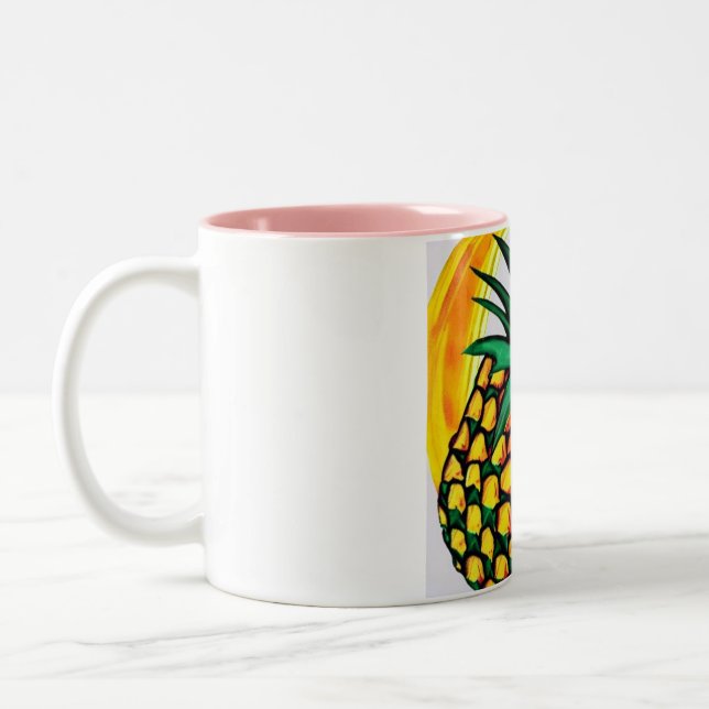 Eine besondere Tasse mit Bildern von Ananas (Links)
