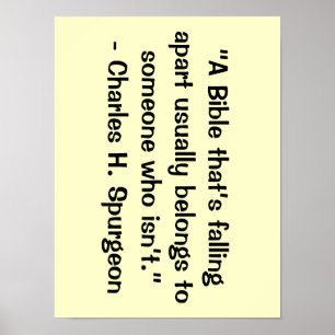 Eine Bibel, die Poster auseinanderfällt