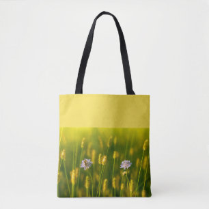 Eine Biene auf den wilden Blume des Frühlings