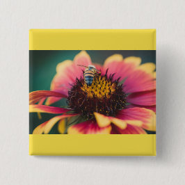 Eine Biene auf einer Blume Button