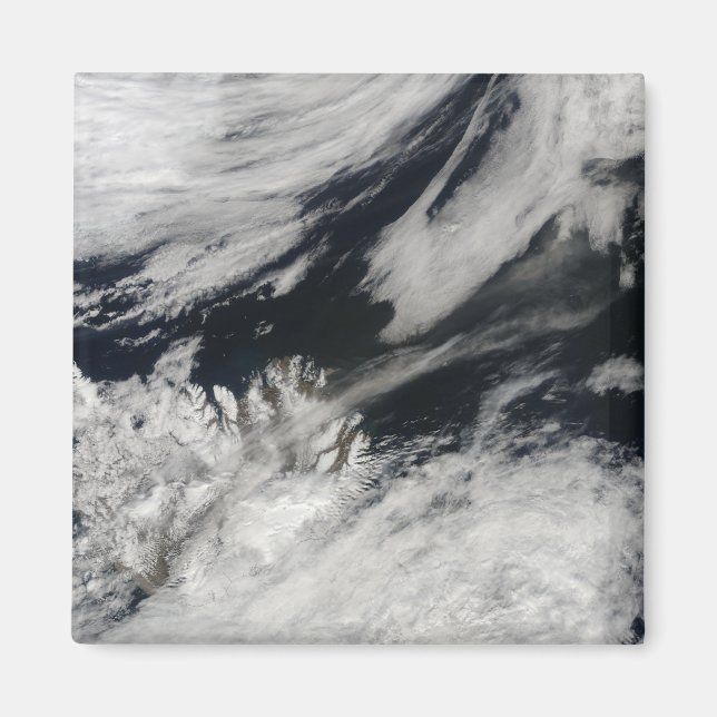 Eine blass graue Asche bläst vom Gipfel Magnet (Vorne)