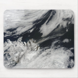 Eine blass graue Asche bläst vom Gipfel Mousepad