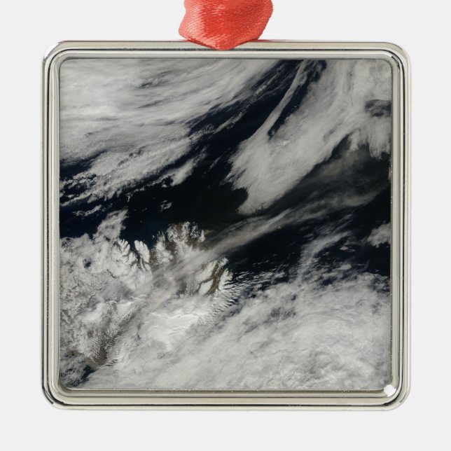 Eine blass graue Asche bläst vom Gipfel Ornament Aus Metall (Vorne)