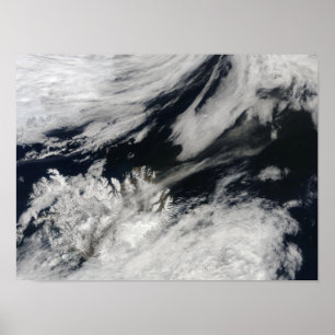 Eine blass graue Asche bläst vom Gipfel Poster