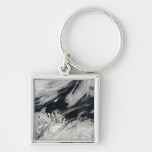 Eine blass graue Asche bläst vom Gipfel Schlüsselanhänger