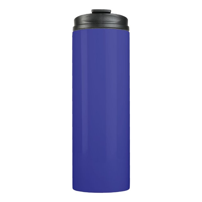 eine blaue Mauer mit einer Uhr darauf Thermosbecher (Vorderseite)