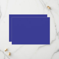 eine blaue Wand mit Uhr