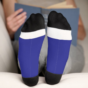 eine blaue Wand mit Uhr Socken