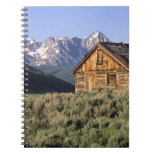 Eine Blockhütte und die Sawtooth-Berge in Notizblock