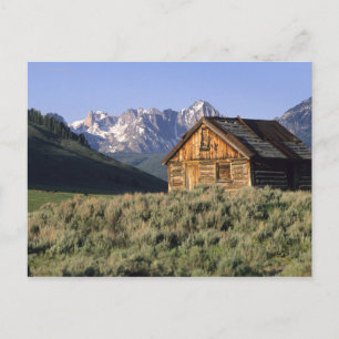 Eine Blockhütte und die Sawtooth-Berge in Postkarte